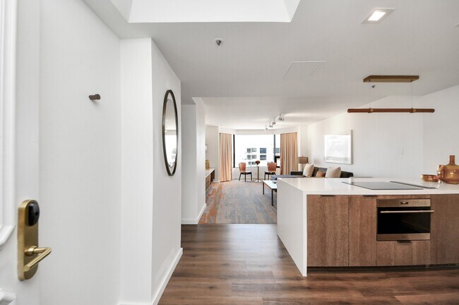 Primary Photo - 1300 Lamar St