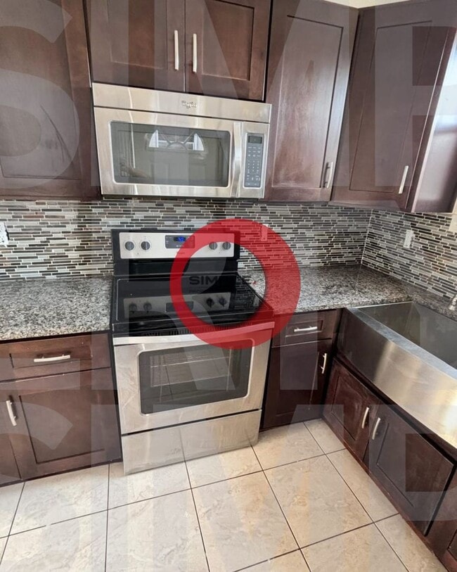 Building Photo - 3 bed house