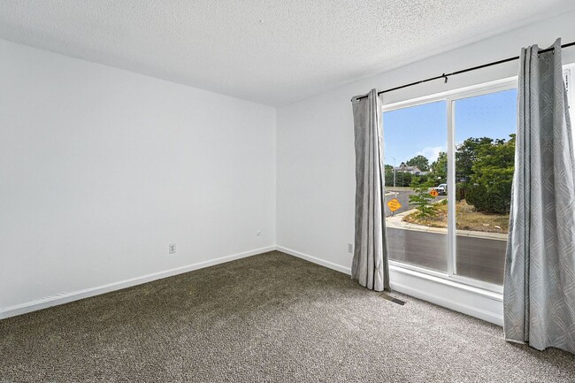 Building Photo - Spacious Tri-Level Home on Corner Lot – Av...