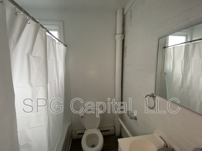 Building Photo - 226 S Pine St