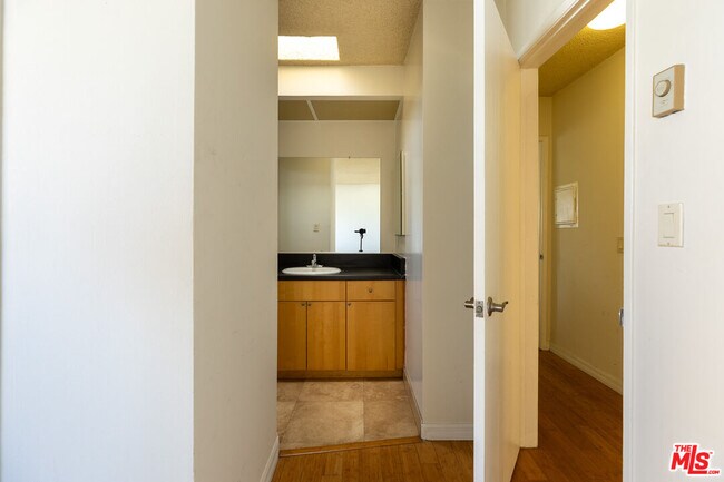 Building Photo - 1033 6th St