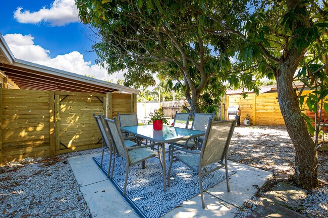 Building Photo - 609 S Arnold Ave