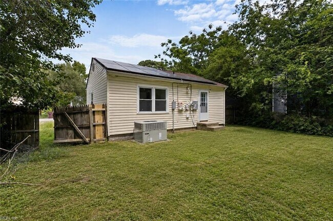 Building Photo - 2604 Omar St