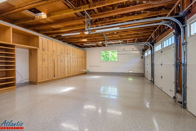Building Photo - Stunning & Remodeled Home | Desirable Sara...