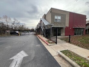 Building Photo - 2 BEDROOM, 2 BATH GREAT LOCATION