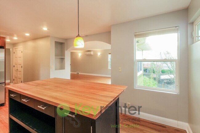 Building Photo - Stylish 4 Bedroom Steps from Shops, Cafes, and Parks **Rent Special**