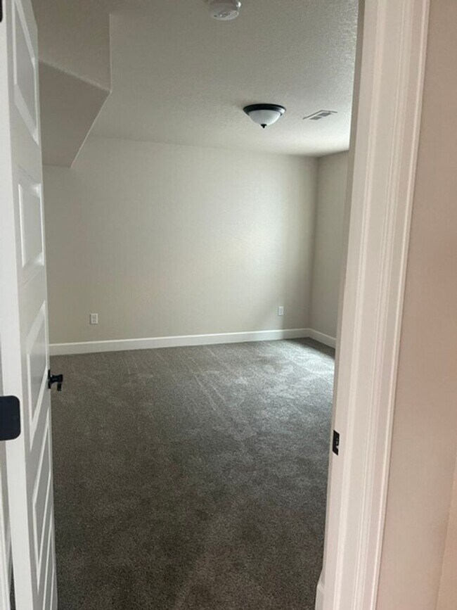 Building Photo - ALL PROSPECTIVE TENANTS MUST SUBMIT A $58 NON-REFUNDABLE APPLICATION FEE PER APPLICANT ONLINE AND...