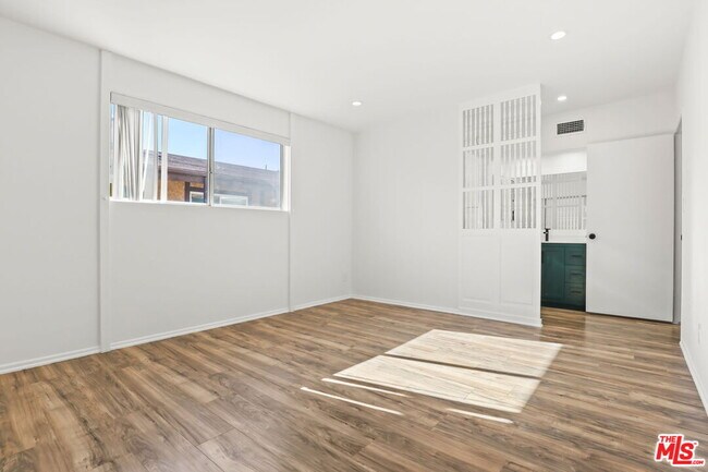 Building Photo - 5500 Lindley Ave