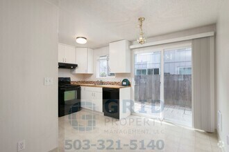Building Photo - 2 Bedroom Apartment Available in SW Portla...