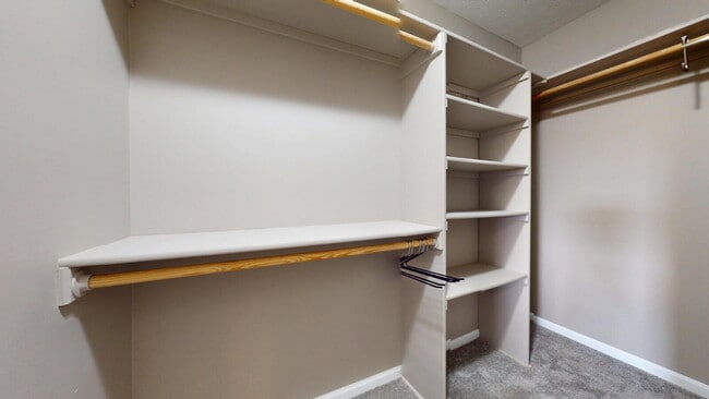 Building Photo - "Charming 3-Bed Townhouse with 2.5 Baths &...