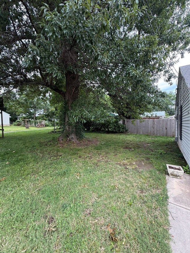 Building Photo - Charming 2 bedroom 1 bath home on large corner lot in desirable part of Springfield