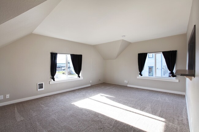 Building Photo - Darling 2 Bedroom Convenient Stanwood Home Move in Ready!