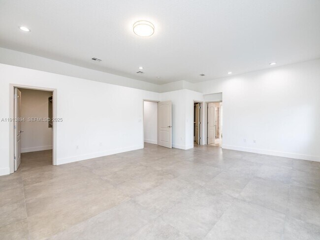 Building Photo - 20729 NE 32nd Ave