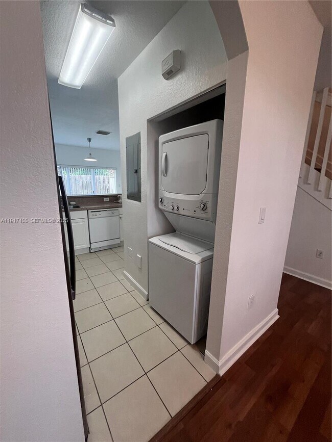 Building Photo - 3355 NE 13th Cir Dr