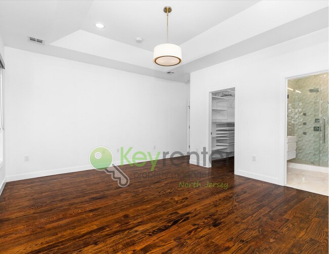 Building Photo - Modern 4-Bedroom, 4-Bath Home – Luxury Liv...