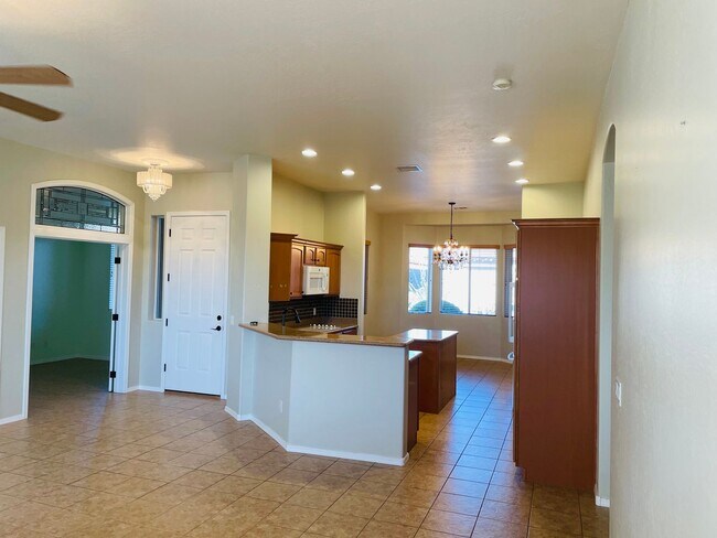 Building Photo - 5015 E Somerset Dr