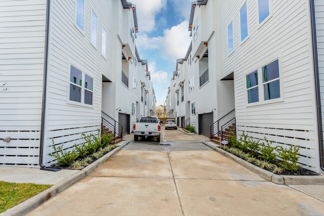 Building Photo - 1439 W 25th St