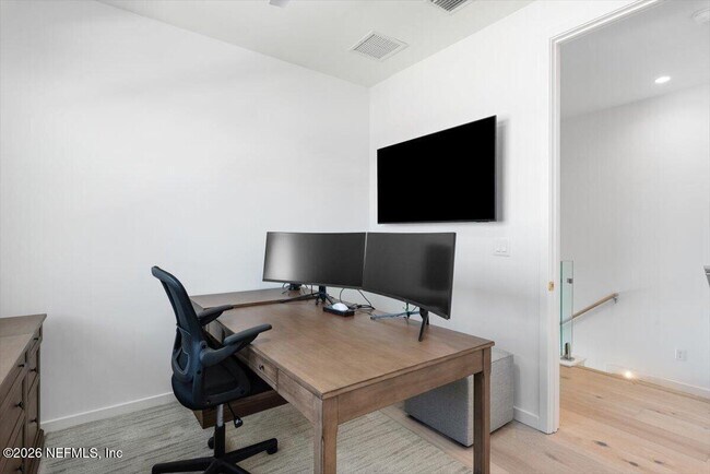 Building Photo - 114 12th Ave S