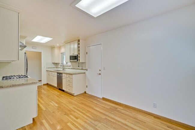 Building Photo - 5097 Forest Glen Dr