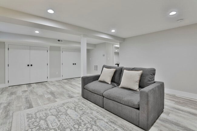 Building Photo - 7 Christopher St