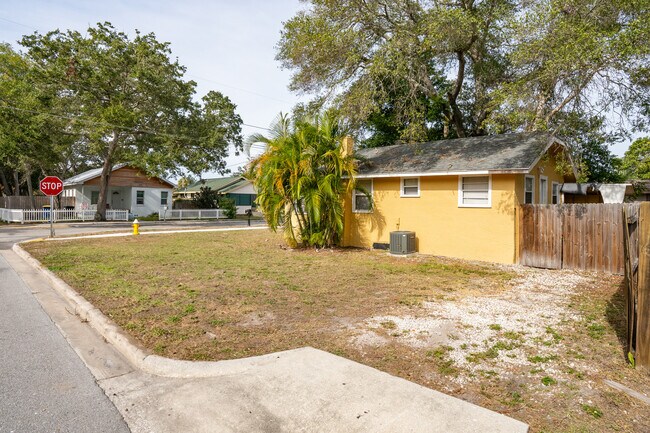 Building Photo - 901 Vine Ave