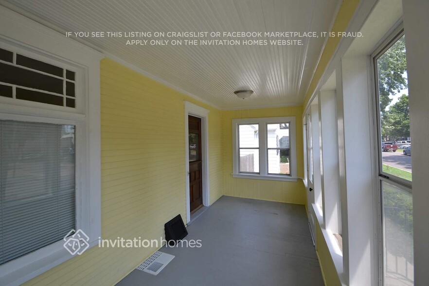 Building Photo - 3962 Van Buren St NE
