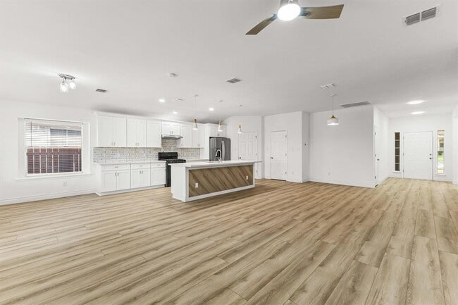 Building Photo - 1508 Lochaline Loop