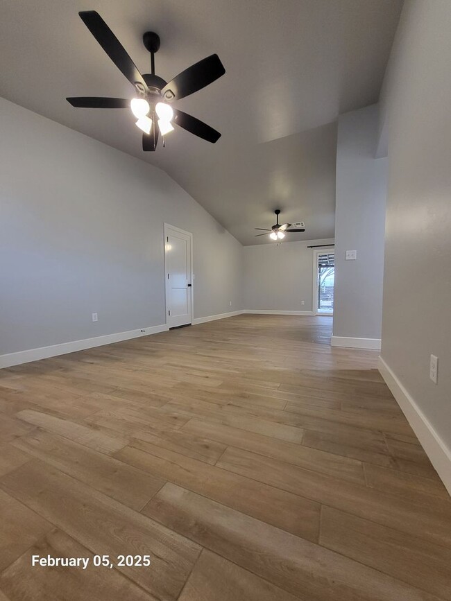 Building Photo - Remodeled (3) Bed/(1.5) Bath Avail Now! Sm...