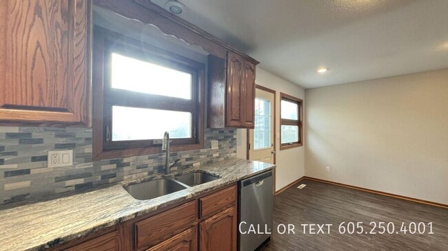 Building Photo - 4 bed 2 bath Newly Remodeled Home with att...