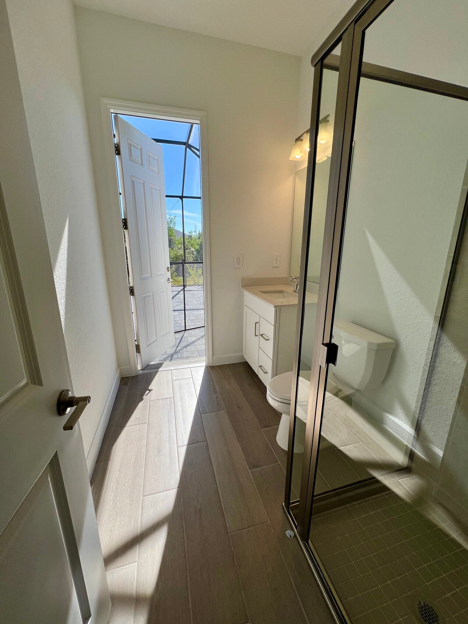 Guest/pool bath rear entrance - 8006 Lakes Edge Ln