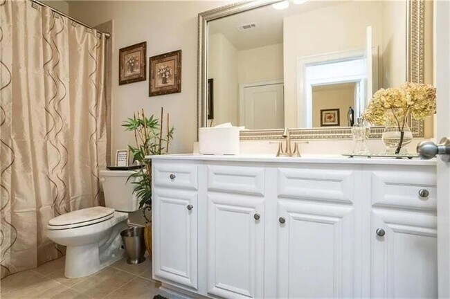 Building Photo - 1440 Dahlia Dr