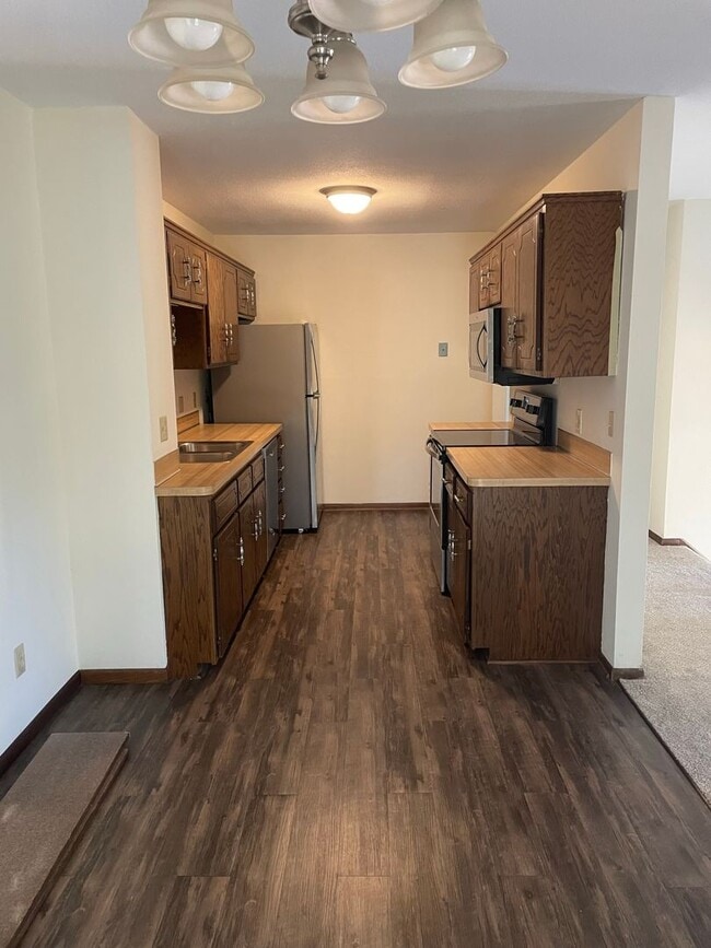 Building Photo - Blaine Townhome for Rent