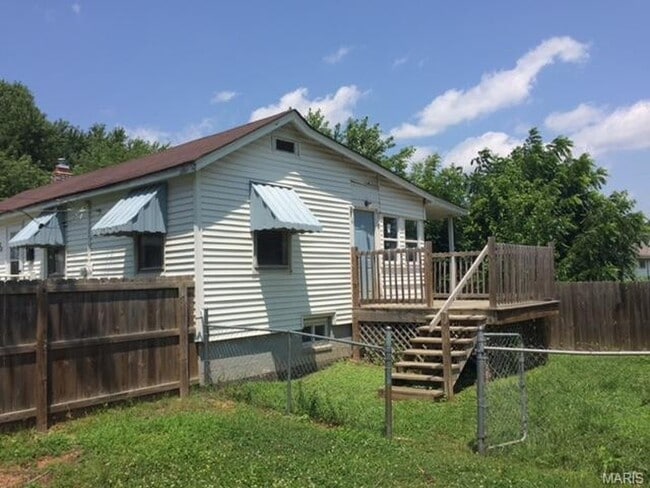 Building Photo - New Renovation!!!2 bedroom bungalow, deck, huge yard, Hancock schools