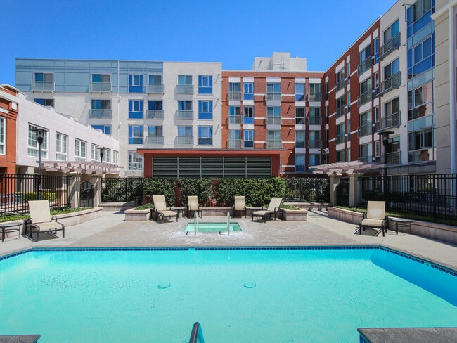 Building Photo - 450 J St