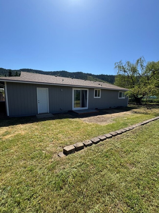 Building Photo - Myrtle Creek 3 bedroom home with 1 car garage