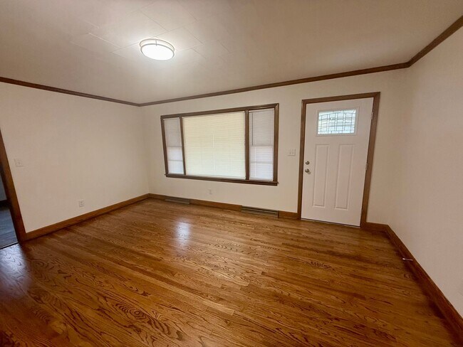 Building Photo - Three bedroom, 1.5 bath house in Burlington