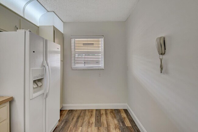 Building Photo - 2845 SW 22nd Ave