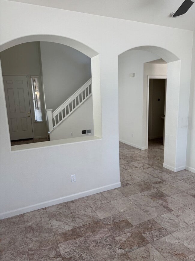 Building Photo - Beautiful 3 Bed, 2.5 Bath Green Valley Sin...