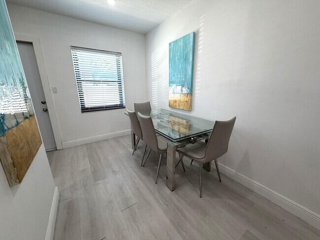 Building Photo - 801 NE 19th Ave