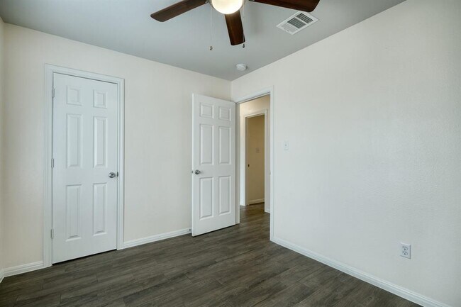Building Photo - 640 Fallen Oak Dr