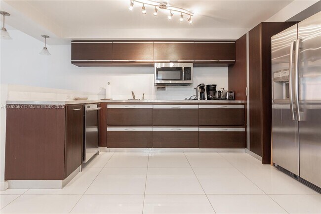 Primary Photo - 2301 Collins Ave