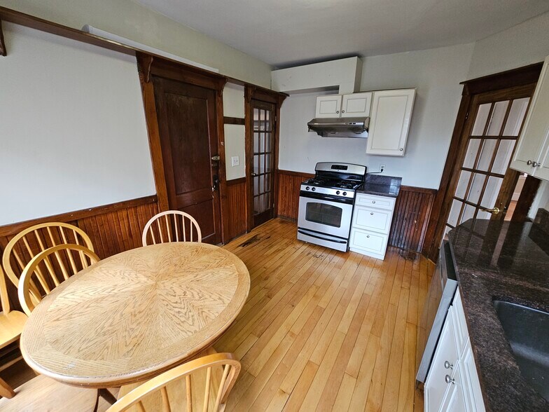 Building Photo - 82 Walnut St