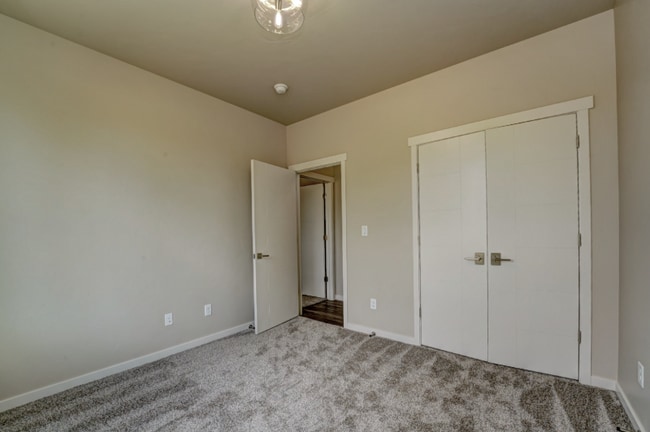 Building Photo - 2745 Eclipse Ave