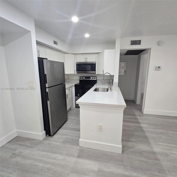 Building Photo - 10020 Winding Lake Rd