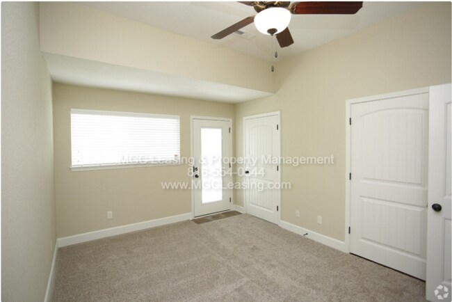 Building Photo - Luxury Living in Lee's Summit