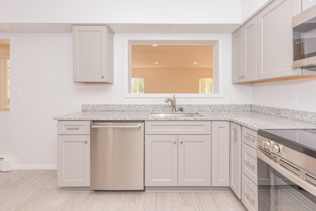 Building Photo - 1520 Traver Rd