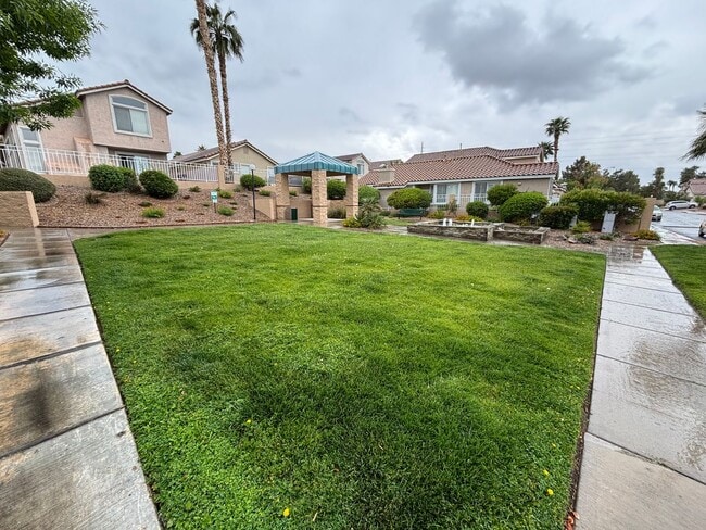 Building Photo - Gorgeous 3Bed/3Bath Home in the Gated Gree...