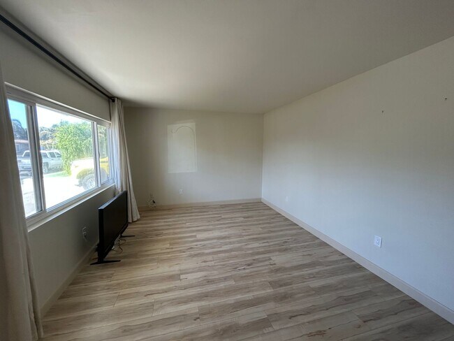 Building Photo - 3 Bed, 1 Bath in Clairemont with a Pool!