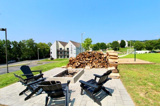 Building Photo - 1330 Hunters Rd