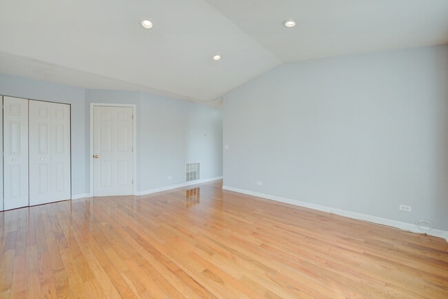 Building Photo - 974 N Village Dr